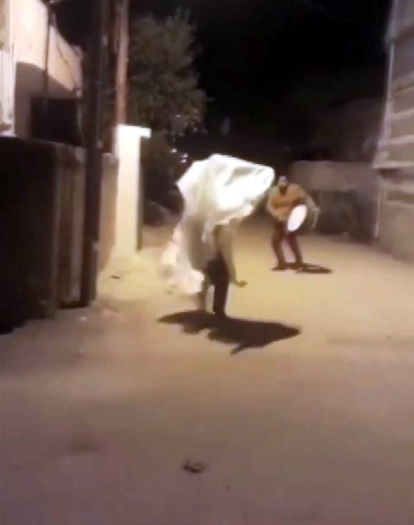 Üzerine çarşaf örtüp, sahurda davulcuyu korkuttu