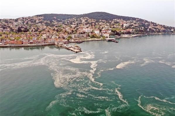 İstanbulda deniz yüzeyinde oluşan beyaz tabaka kıyıya da  vurdu