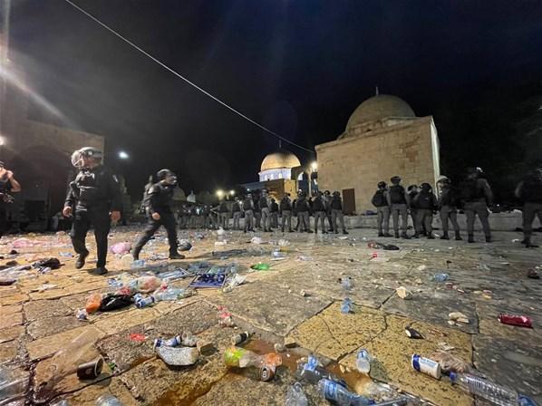 İsrail polisi, Mescid-i Aksa’ya girerek cemaate saldırdı