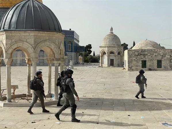 İsrail polisi Mescid-i Aksada nöbet tutan Filistinlilere saldırdı