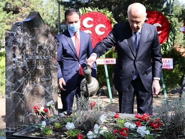 MHP Genel Başkanı Bahçeli, Alparslan Türkeşin kabrini ziyaret  etti