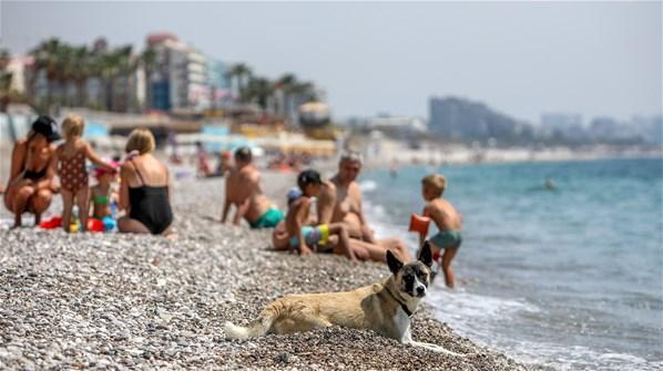 Antalyada turistler sahili doldurdu