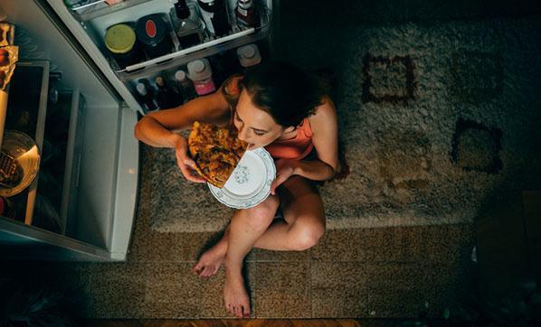 Gece yeme sendromu en çok kadınlarda görülüyor