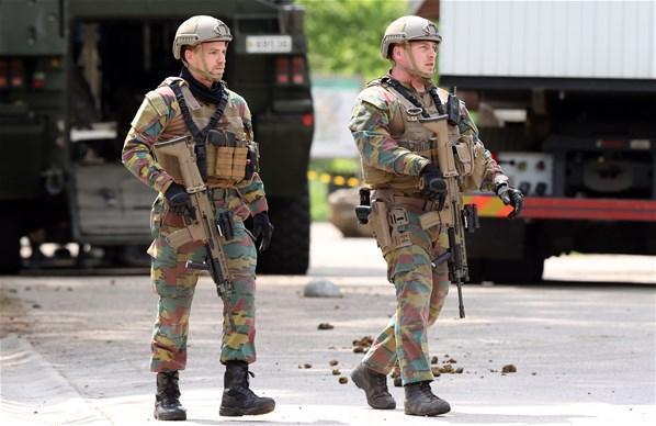 Belçikada ordu sokağa indi Firari askerin hedefinde bir caminin bulunduğu  ortaya çıktı