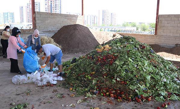 Gönüllü kadınlar atıkları gübreye dönüştürüyor Çiftçilere ücretsiz dağıtılacak