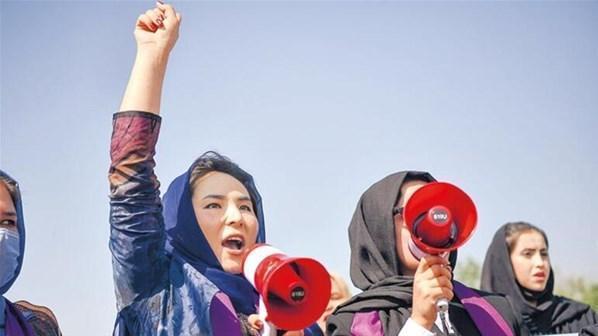 Talibana karşı mor isyan Kadınlar direnişe geçti, ortalık karıştı