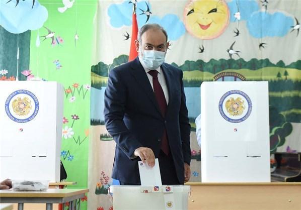 Ermenistandaki seçimleri Paşinyan oyların yüzde 53,92sini alarak kazandı
