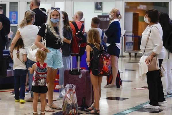 Rus turistler Antalyada İlk uçak indi...