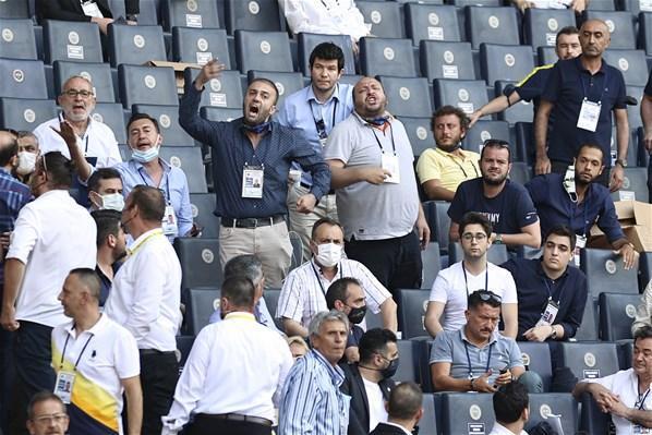 Fenerbahçe genel kurulunda gergin anlar Ali Koç tribüne çıktı