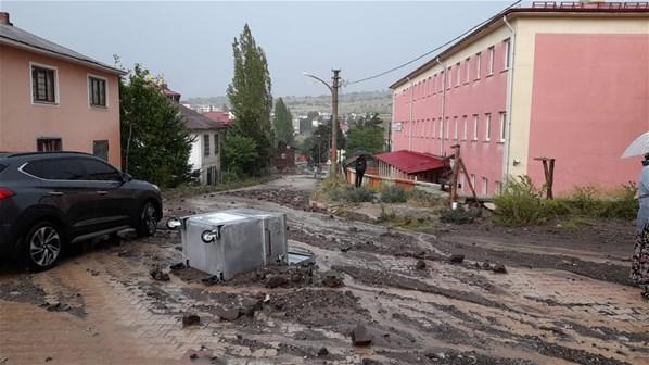 Giresunda etkili sağanak; dere taştı, yollar çamurla kaplandı