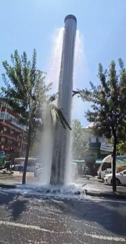 Su borusu patladı, fışkıran sular metrelerce yükseldi