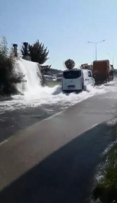 Su borusu patladı, fışkıran sular metrelerce yükseldi