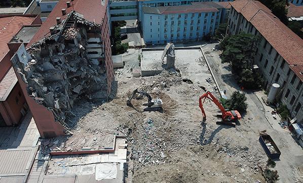 Tarihi Haydarpaşa Numune Hastanesinin dahiliye binasında yıkım başladı