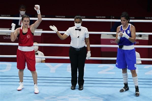 2020 Tokyo Olimpiyat Oyunlarında kadınlar 60 kiloda milli boksör Esra Yıldız, çeyrek finale yükseldi
