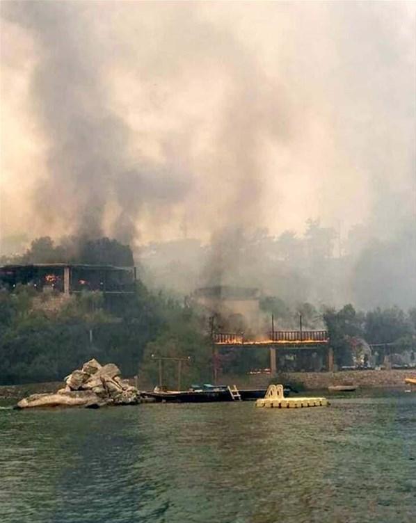 Türkiyeyi yasa boğan orman yangınlarında son durum Alevler mahalleyi sardı... Bodrum Belediye Başkanı Ahmet Aras: Artık ne yapacağımızı şaşırdık...