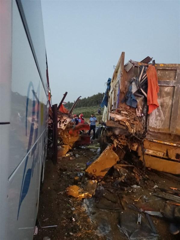 Manisada katliam gibi kaza TIR otobüse çarpttı: Çok sayıda ölü ve yaralı var