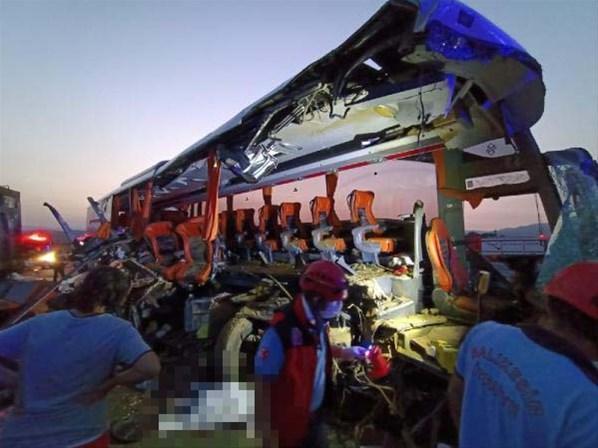 Manisada katliam gibi kaza TIR otobüse çarpttı: Çok sayıda ölü ve yaralı var