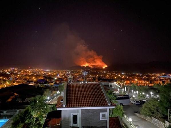 Orman yangınlarıyla mücadele son dakika haberleri Alevlerden kaçmak için ırmağa atladılar: 2 saat ölümü ensemizde hissettik...