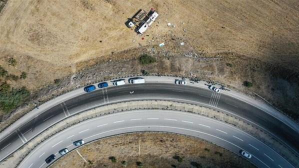Balıkesirde yolcu otobüsü takla attı: 15 kişi öldü, 17 yaralı var...