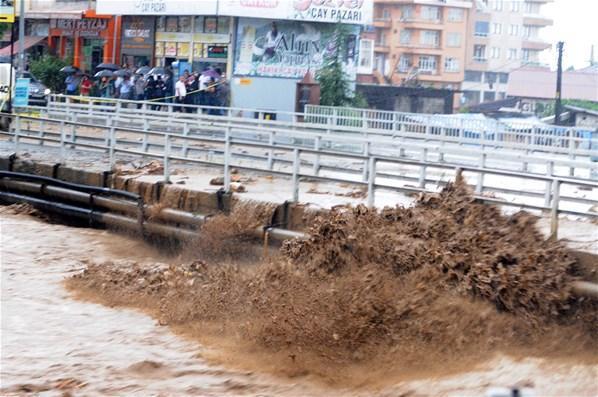 Sel felaketlerinin vurduğu Karadenizde güvenli bölgelere gidin çağrısı