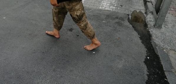 Oğlunun mezarına çıplak ayakla yürüdü