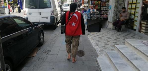 Oğlunun mezarına çıplak ayakla yürüdü
