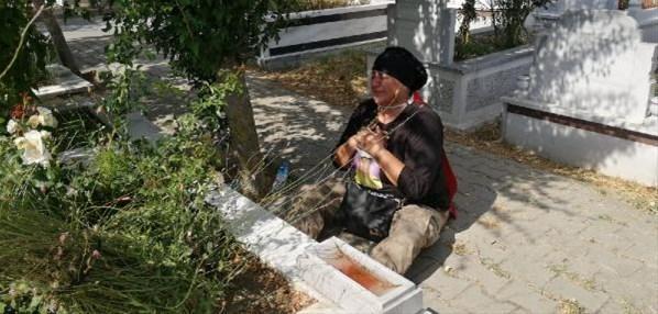 Oğlunun mezarına çıplak ayakla yürüdü