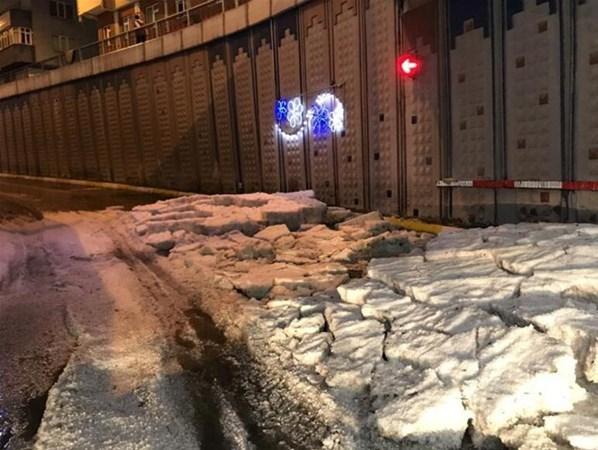 Erzurumda ağustos ayında şaşırtan görüntü Şiddetli dolu yolları beyaza bürüdü...