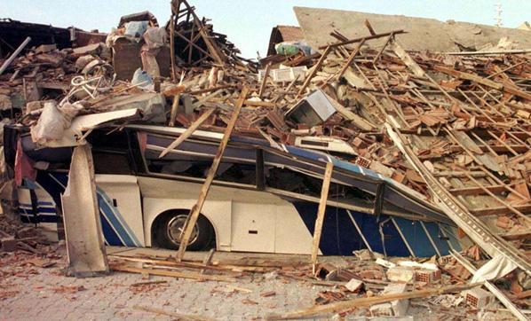 17 Ağustos depremi mesajları 17 Ağustos 1999 depremi ile ilgili sözler, paylaşılacak fotoğraflar ve mesajlar…