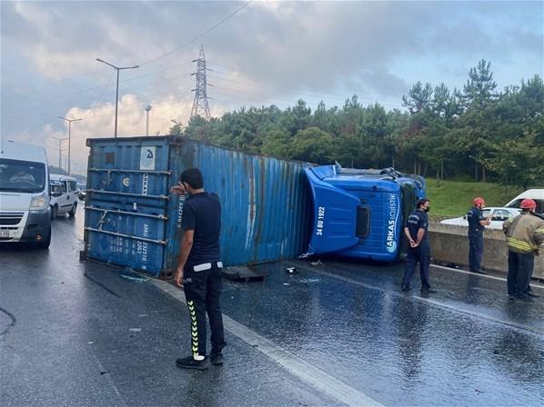 Sancaktepe TEM Bağlantı yolunda zincirleme trafik kazası 5 yaralı