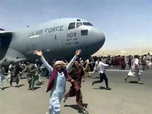 ABDde rezalet adım Uçaktan düşerek can veren Afganlar tişört oldu...