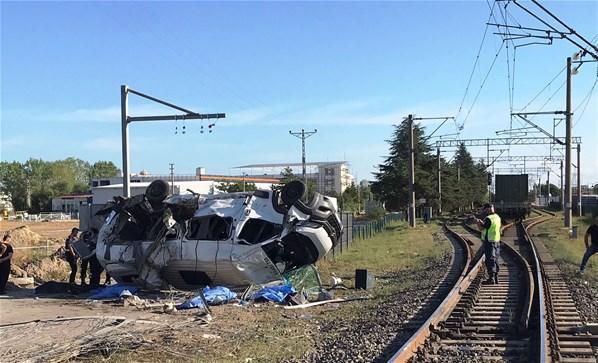 Tekirdağ’ın Ergene ilçesinde tren minibüse çarptı, çok sayıda ölü var...