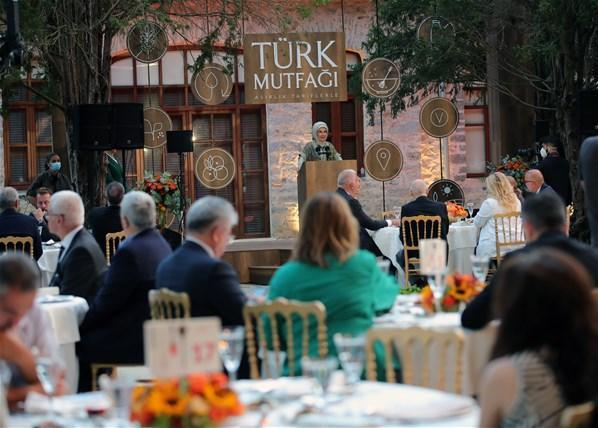 Emine Erdoğan, Asırlık Tariflerle Türk Mutfağı kitabının tanıtım  programında konuştu