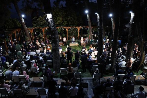 Cumhurbaşkanı Erdoğan, gençlerle şiir gecesinde bir araya geldi