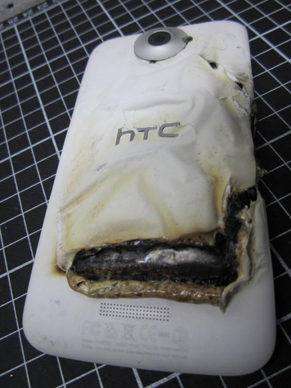 HTC One X şarj esnasında patladı