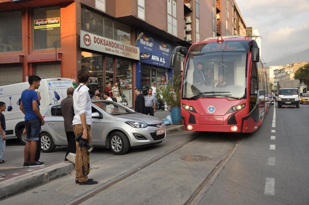 İlk yerli tramvayın test sürüşü park engeline takıldı