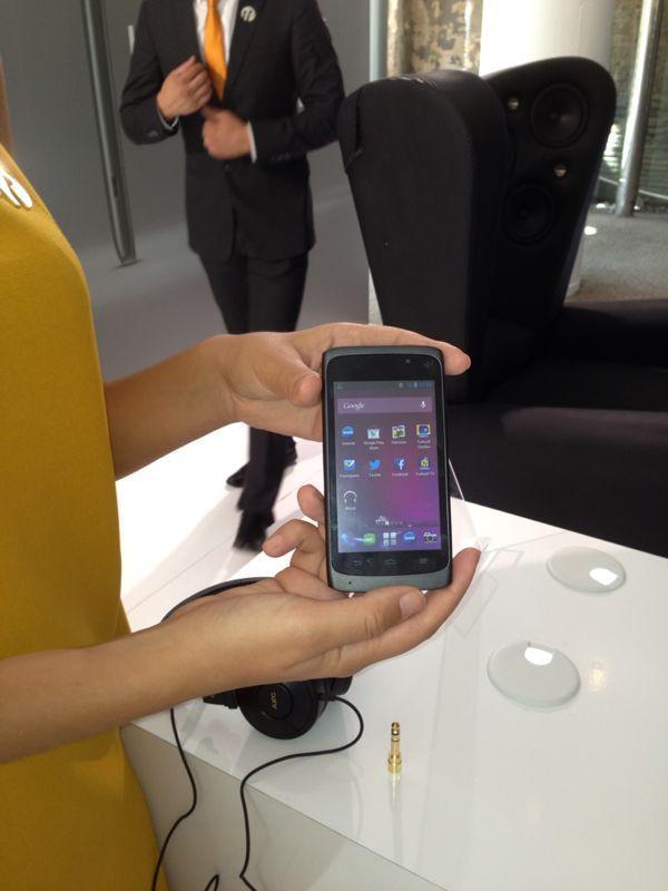 Turkcell ilk yerli akıllı telefonu T40ı tanıttı