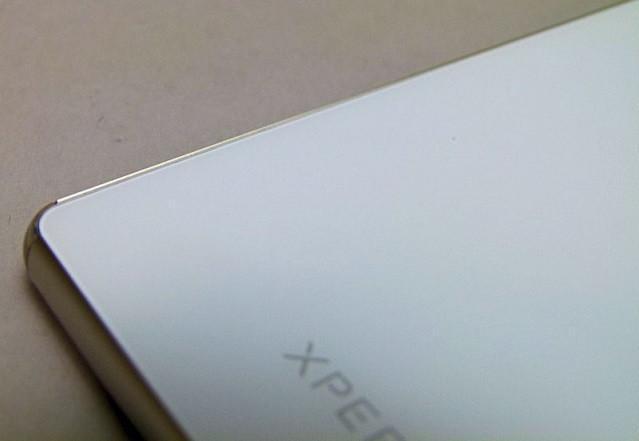 Xperia Z3+ diğer Z serisi telefonlar gibi kaygan bir yapıda değil