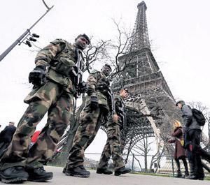 Terörden sonra beş dakikada Eiffel...