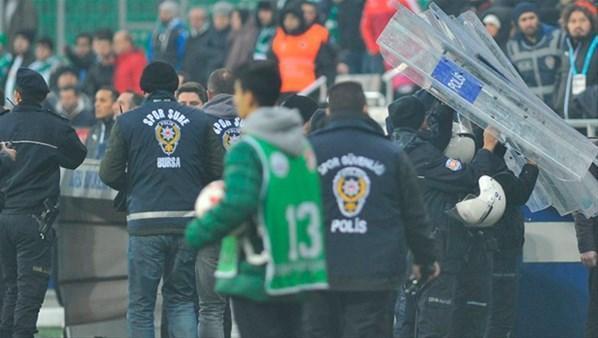 Bursaspor - Gençlerbirliği maçının ardından saha karıştı