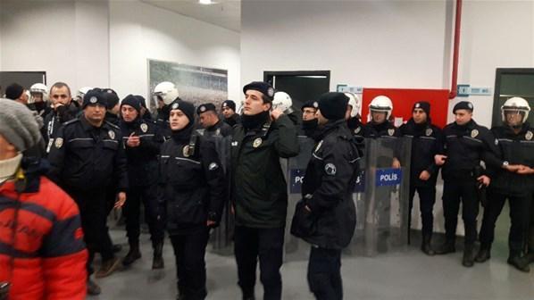 Bursaspor - Gençlerbirliği maçının ardından saha karıştı