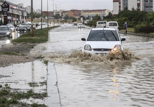 Ankarada sağanak: Bazı ev ve iş yerlerini su bastı