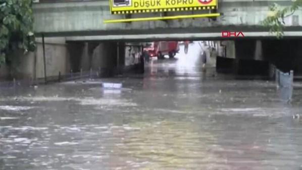 İstanbul yağışa teslim oldu Altgeçitleri su bastı, araçlar suya gömüldü
