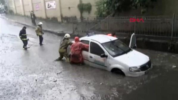 İstanbul yağışa teslim oldu Altgeçitleri su bastı, araçlar suya gömüldü