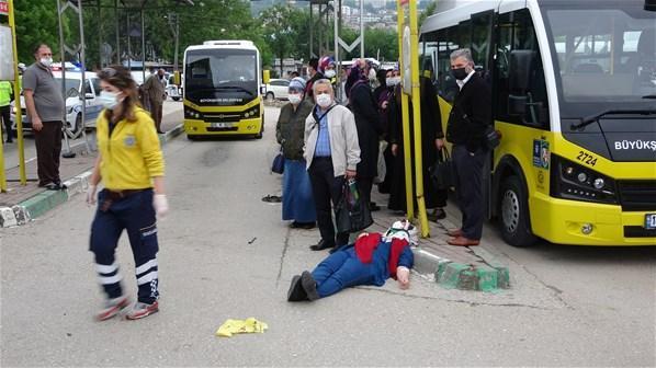 Otomobil, otobüs durağına daldı: 5 yaralı