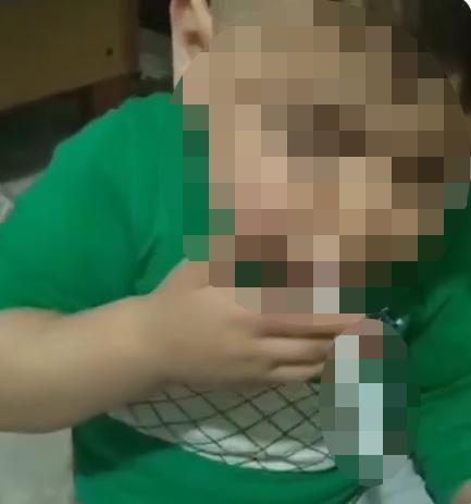 Çocuğuna sigara içirip ölmesi için ilaç veren anne gözaltında