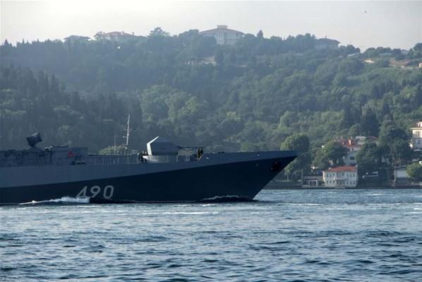 Rus savaş gemileri peş peşe İstanbul Boğazından geçti