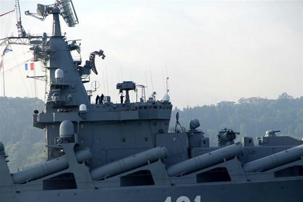 Rus savaş gemileri peş peşe İstanbul Boğazından geçti