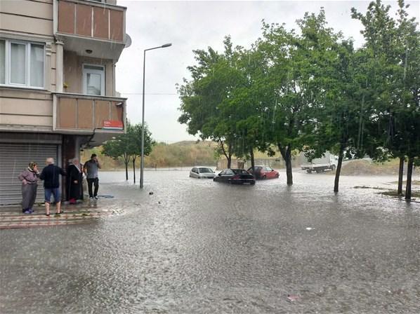 İstanbulu sel vurdu Araçlar mahsur kaldı evleri su bastı