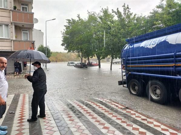 İstanbulu sel vurdu Araçlar mahsur kaldı evleri su bastı